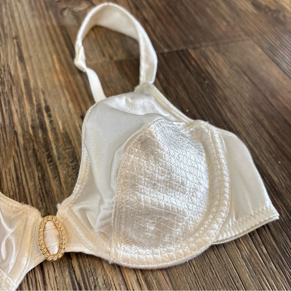 Underwire Bra Cream Textured Cup Featuring Oval Gold Tone Rhinestone NO SIZE - Picture 7 of 9